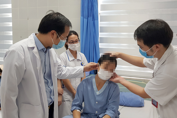 Người phụ nữ có đôi tai chuột giấu chồng suốt 15 năm không biết