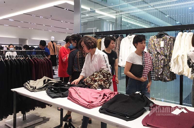 Ngày đen tối: Thế giới lo sợ lệnh cấm, dân Việt tưng bừng hiếm có