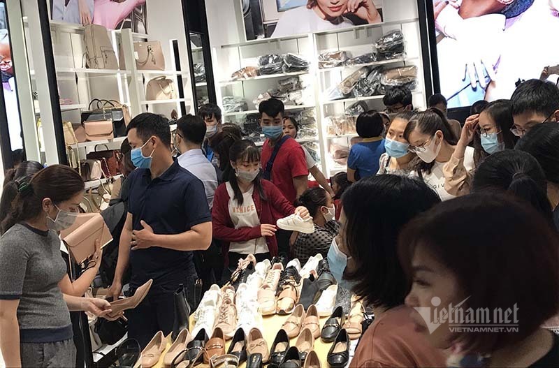 Black Friday: World under Covid-19 bans, but Vietnamese excited