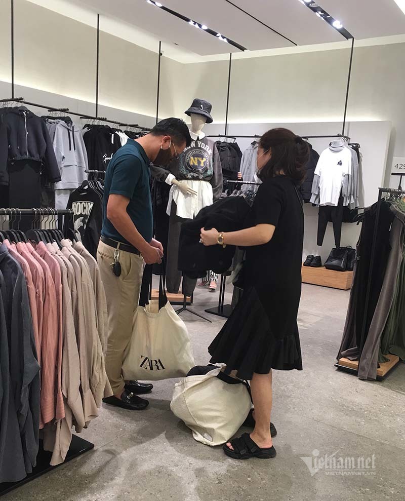 Ngày đen tối: Thế giới lo sợ lệnh cấm, dân Việt tưng bừng hiếm có