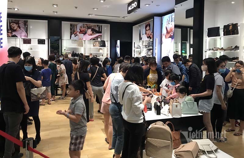 Ngày đen tối: Thế giới lo sợ lệnh cấm, dân Việt tưng bừng hiếm có