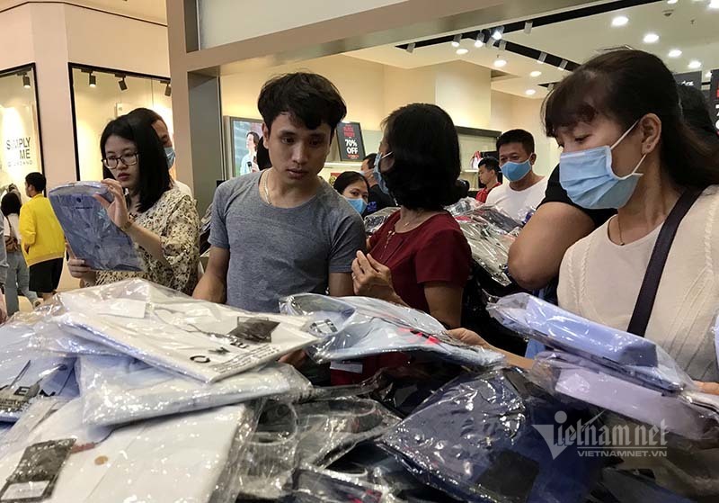 Ngày đen tối: Thế giới lo sợ lệnh cấm, dân Việt tưng bừng hiếm có