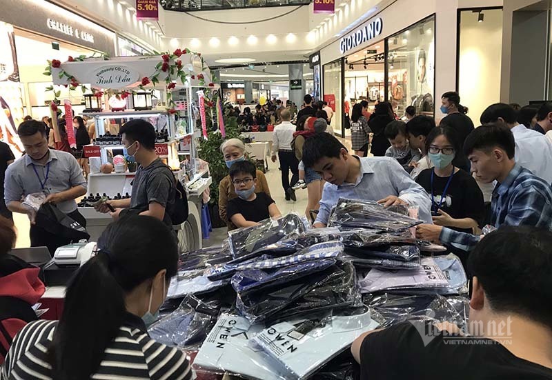 Ngày đen tối: Thế giới lo sợ lệnh cấm, dân Việt tưng bừng hiếm có