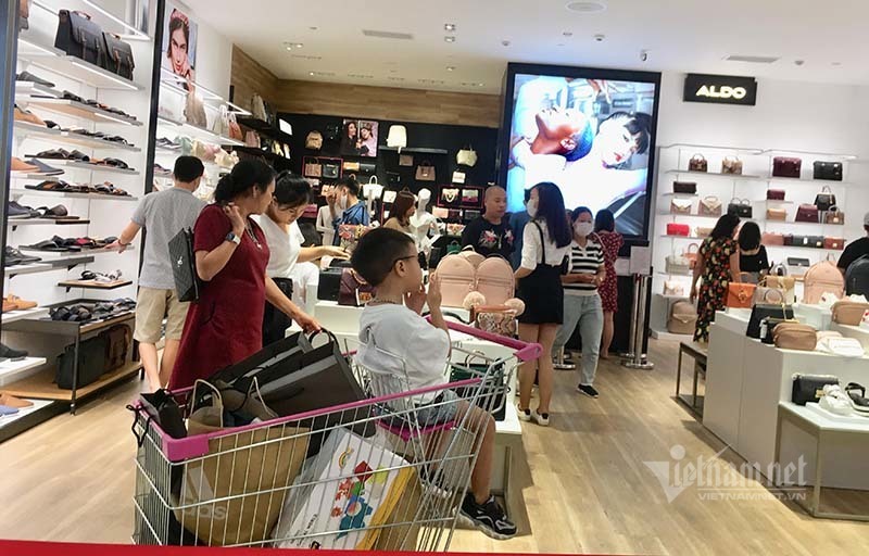 Ngày đen tối: Thế giới lo sợ lệnh cấm, dân Việt tưng bừng hiếm có