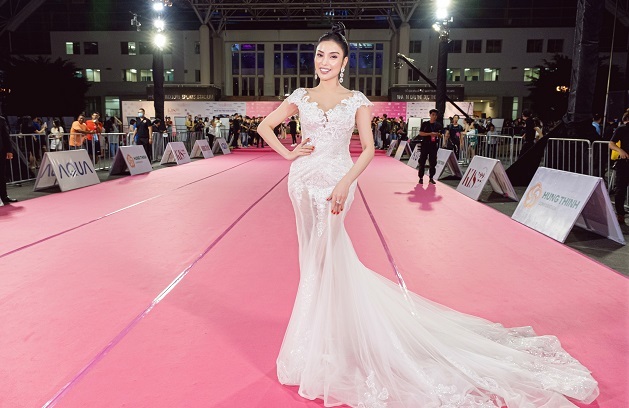 MC Kim Huyền Sâm rạng rỡ đi xem chung kết Hoa hậu