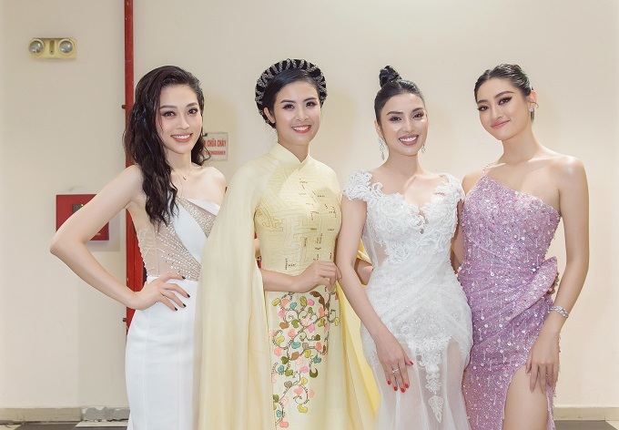 MC Kim Huyền Sâm rạng rỡ đi xem chung kết Hoa hậu
