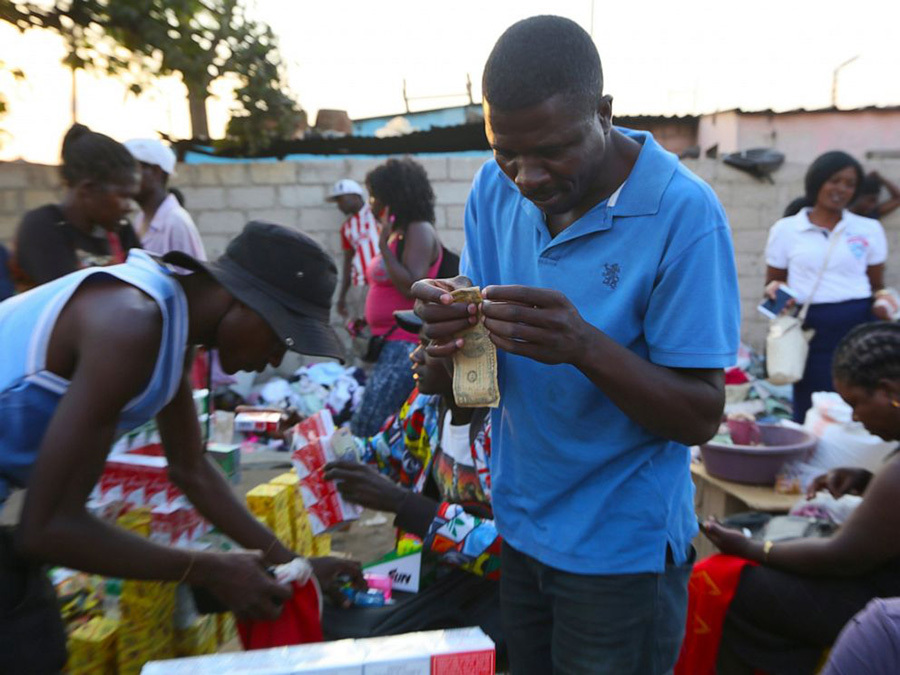 Nghề vá tiền rách làm ăn phát đạt ở Zimbabwe