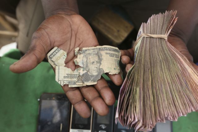Vá tiền rách Zimbabwe là quá trình sửa chữa những tờ tiền bị rách nhằm tăng giá trị tài chính của chúng. Hãy tìm hiểu rõ hơn về quá trình này với ảnh vá tiền rách Zimbabwe nhé!