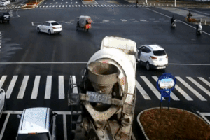 Xe trộn bê tông lật, suýt gây họa cho xe ô tô