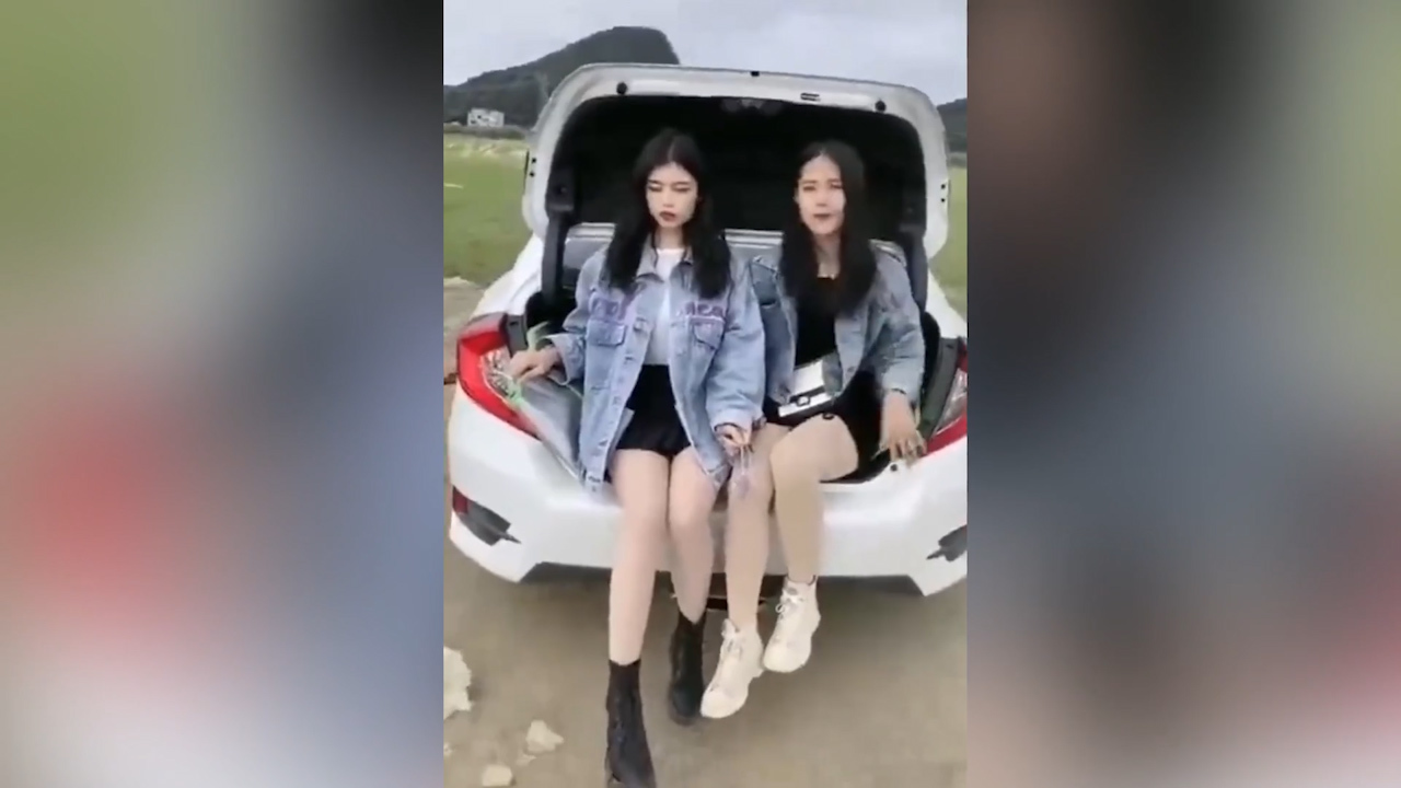 Hai 'hot girl' về đồn cảnh sát vì quay video mạo hiểm