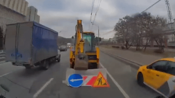 Xe cứu thương đâm thẳng vào máy xúc đỗ trên đường