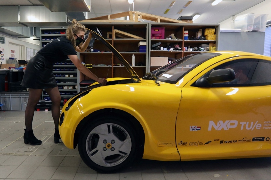 Sinh viên chế tạo xe ô tô hoàn toàn từ rác thải, đạt vận tốc 220 km/h