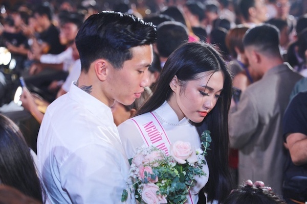 Nhan sắc người đẹp Hoa hậu Việt Nam được Đoàn Văn Hậu ôm an ủi