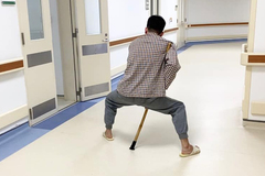 Chàng trai ‘người cua’ ở Lạng Sơn đứng thẳng và tập đi sau 15 năm