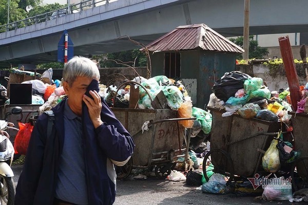 Hà Nội yêu cầu xử lý trách nhiệm vụ để ngập ngụa rác gây ô nhiễm