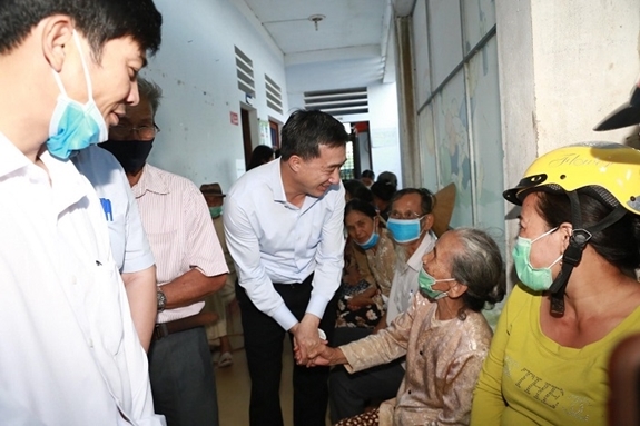 Khám bệnh, cấp phát thuốc miễn phí “Vì người dân miền Trung”