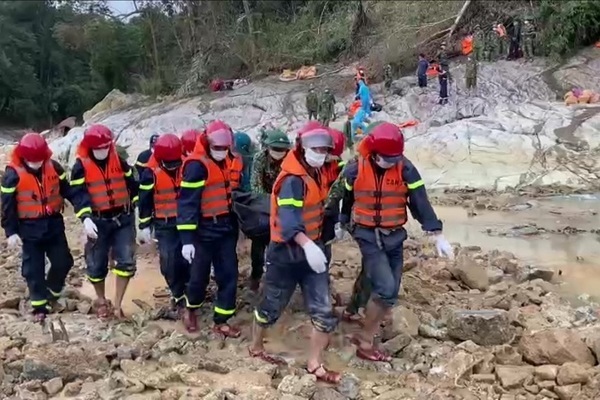 Thi thể thứ sáu được tìm thấy ở Rào Trăng 3 sau 40 ngày bị vùi lấp