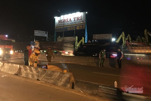 Xe máy va chạm xe container, chồng chết, vợ con bị thương nặng