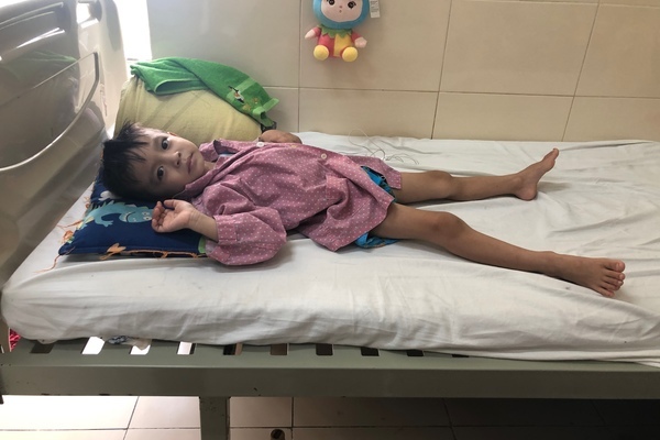 Bé trai 4 tuổi thoi thóp chiến đấu với căn bệnh hiểm nghèo