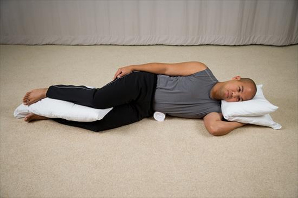 Tại sao nên kẹp một chiếc gối giữa hai chân khi ngủ?