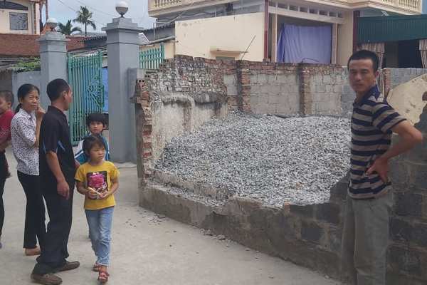 Bức tường mục đã đổ nhiều lần trước khi đè chết bé gái 11 tuổi ở Thái Bình