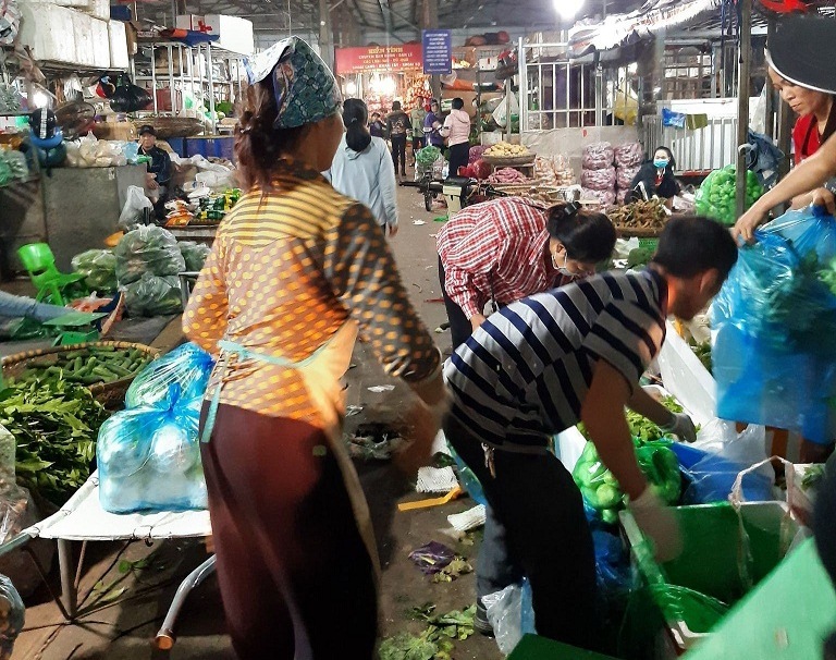 Hà Nội: Nhiều người dân thờ ơ đeo khẩu trang nơi công cộng