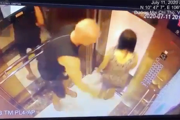 Phạt 200 ngàn đồng người nước ngoài vỗ mông phụ nữ trong thang máy ở Sài Gòn