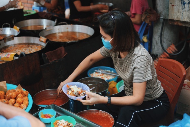 Quán bánh rán vỉa hè Hà Nội, ngày cả trăm lượt khách xếp hàng thưởng thức