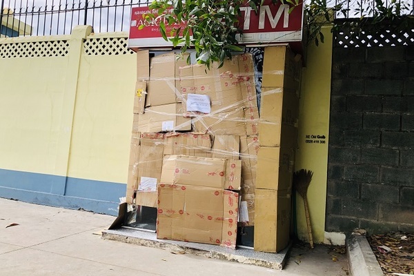 Thanh niên bịt mặt phá trụ ATM ở Bình Dương trộm tiền