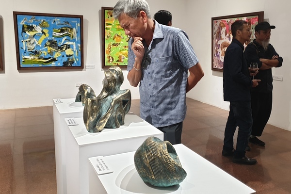 Triển lãm tranh và điêu khắc trường phái siêu thực của Đinh Phong