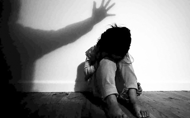 Bé 4 tuổi bị cô giáo dùng diêm đốt bỏng môi vì không làm bài về nhà