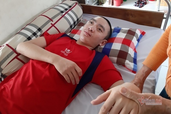 Mẹ già kiệt quệ xin cứu con trai thoát cảnh mù lòa