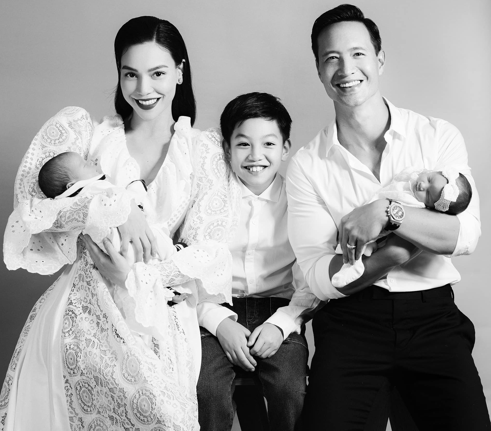 Hồ Ngọc Hà hạnh phúc bên Kim Lý cùng 3 con nhân dịp sinh nhật tuổi 36
