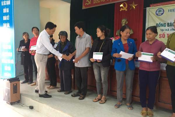 Hiệp hội Sắn Việt Nam trao 320 triệu đồng ủng hộ bà con vùng lũ Quảng Bình, Quảng Trị