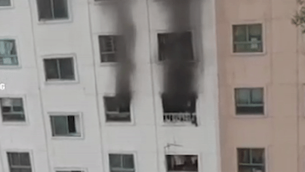 Cháy căn hộ tầng 13 tại chung cư ở Hà Đông kèm tiếng nổ