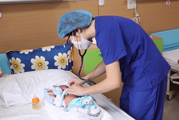 Bé sơ sinh ngừng thở trên đường đến bệnh viện thoát chết thần kỳ