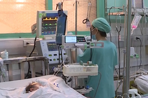 Bé 3 tuổi chấn thương sọ não do ngã cầu thang và bị đánh đang rất nguy kịch