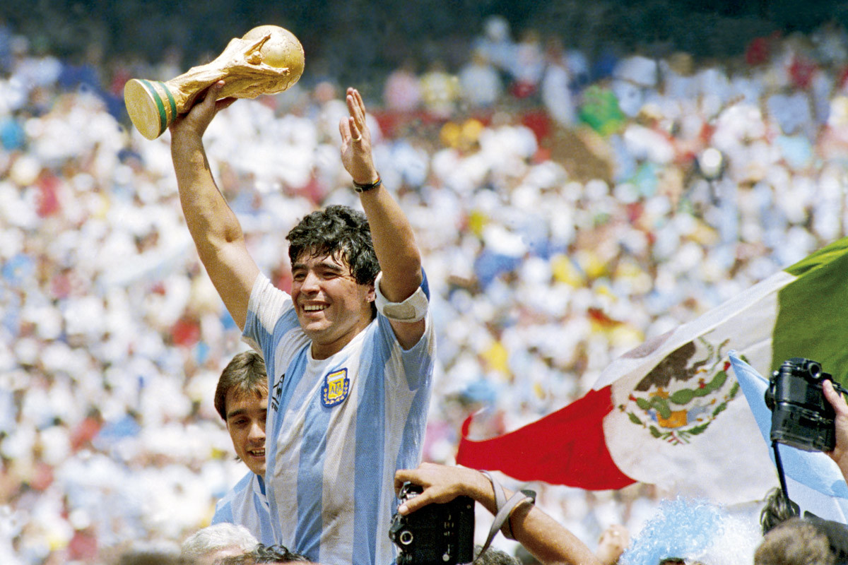 Giới bóng đá Việt tiếc thương Diego Maradona