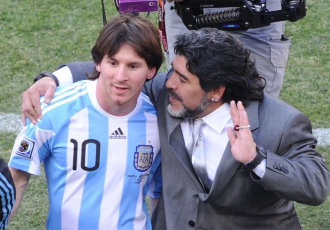 Sự ra đi của Diego Maradona đã khiến cả thế giới bóng đá rung động. Trong bối cảnh đó, Messi và Ronaldo đã thể hiện sự tri ân đầy xúc động dành cho người đàn anh của họ. Hãy cùng xem những khoảnh khắc đáng nhớ và cảm động này trong những bức ảnh tuyệt đẹp.