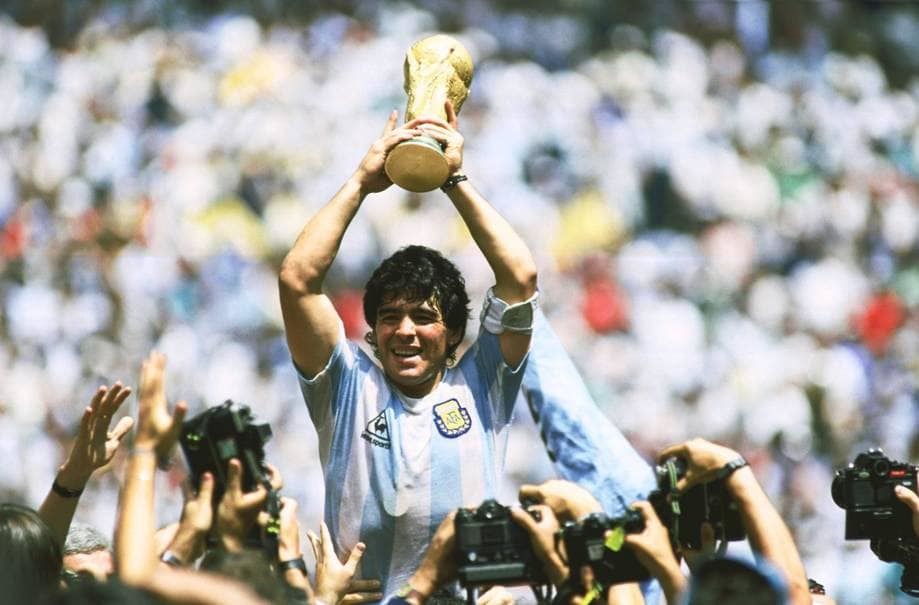 Những khoảnh khắc làm nên huyền thoại Diego Maradona