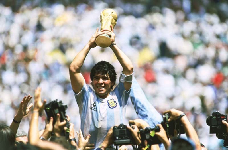 Đội bóng nào đã treo vĩnh viễn chiếc áo số 10 để vinh danh Maradona?