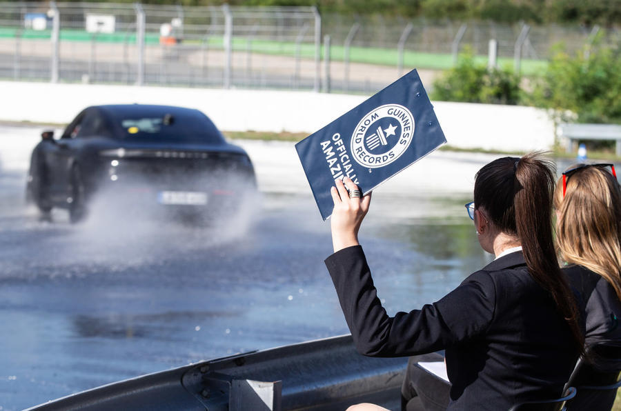 Liên tục drift hơn 42 km, Porsche Taycan thiết lập kỷ lục thế giới cho xe điện