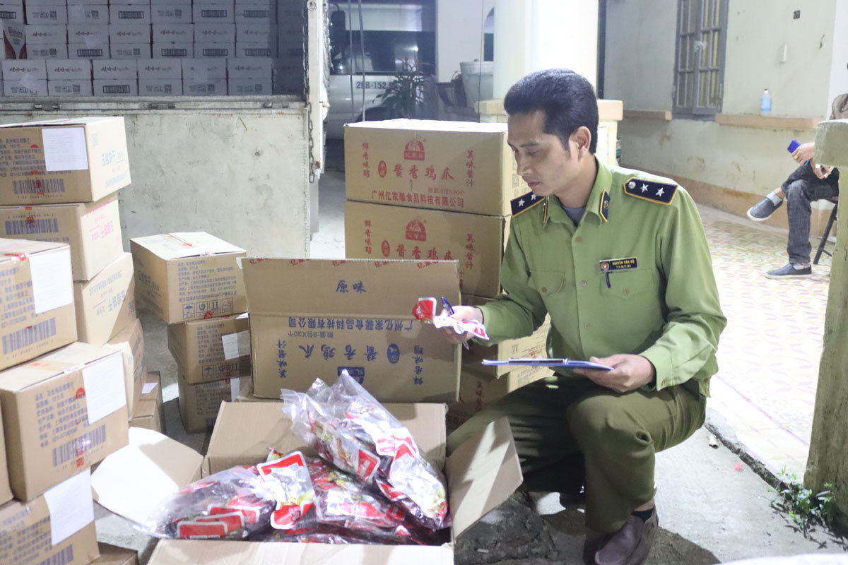 Chầu nhậu toàn hàng Tàu: 6.000 túi chân gà, gần 1.000 lon bia Trung Quốc