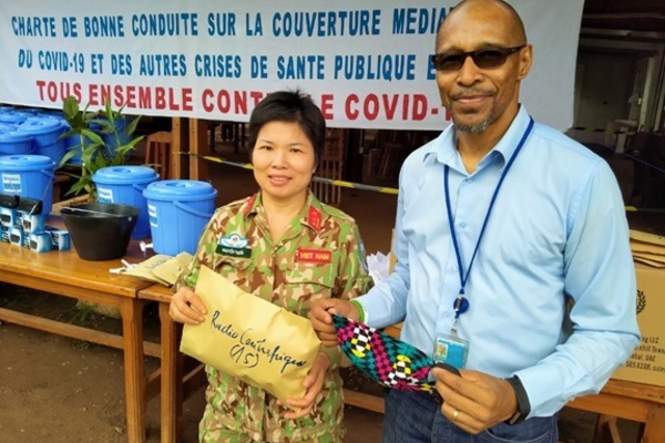 Nữ trung tá Việt Nam may hơn 500 khẩu trang tặng người dân Trung Phi