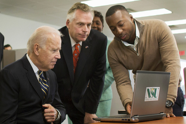 'Cơn đau đầu mới' của ông Biden