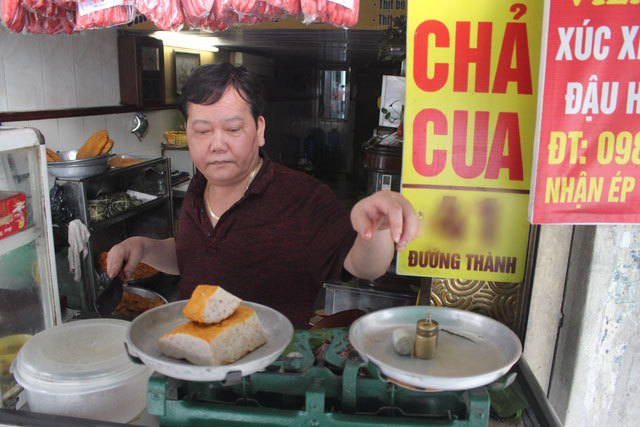 'Báu vật' giúp hàng giò chả nức tiếng phố cổ Hà Nội đông khách suốt 40 năm
