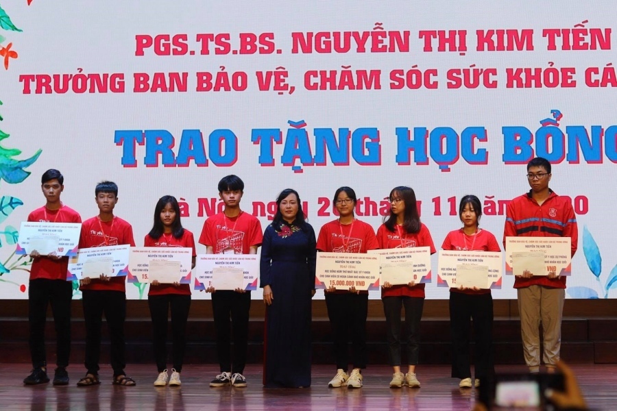 PGS.TS Nguyễn Thị Kim Tiến trao học bổng cho sinh viên trường Y