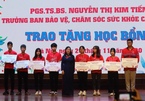 PGS.TS Nguyễn Thị Kim Tiến trao học bổng cho sinh viên trường Y
