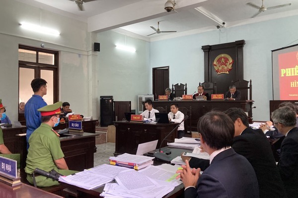 ‘Nóng’ phiên xử bác sỹ bị cáo buộc hiếp dâm đồng nghiệp ở Huế