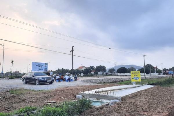 Xã phát loa cảnh báo doanh nghiệp bán hàng trăm lô đất 'chui'